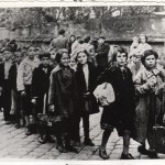 קבוצת ילדים ניצולים בדרך — A group of young Holocaust survivors. באדיבות ארכיון "יד טבנקין"