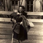 אשה ותינוק בתחנת איסוף — A mother holding her baby at a gathering point. באדיבות ארכיון "יד ושם"