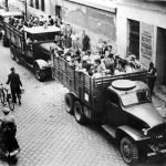 משאיות עם פליטים יהודים מרומניה — trucks with Jewish refugees from Romania. באדיבות ארכיון "יד ושם"
