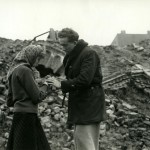 זוג על הריסות הגטו — A couple on the ghetto ruins. באדיבות ארכיון "יד ושם"