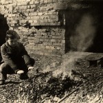 על חורבות ורשה — On the ruins of Warsaw Ghetto. באדיבות ארכיון "יד טבנקין"
